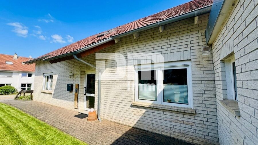 Großzügiges Ein- bis Zweifamilienhaus mit Terrasse und großem Garten - Seitenansicht